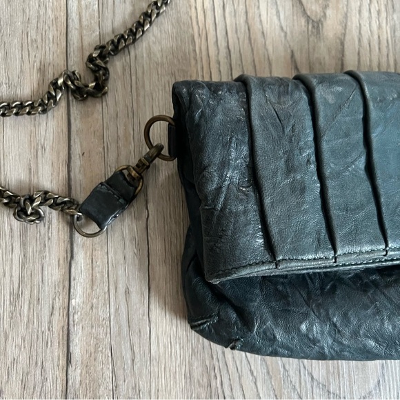 Elegant Leather Crossbody Bag - Picture 3 of 12
